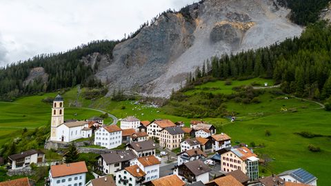 KIVILAVIIN ⟩ Šveitsi küla peab reedeks evakueeruma kaela variseda ähvardava mäe eest