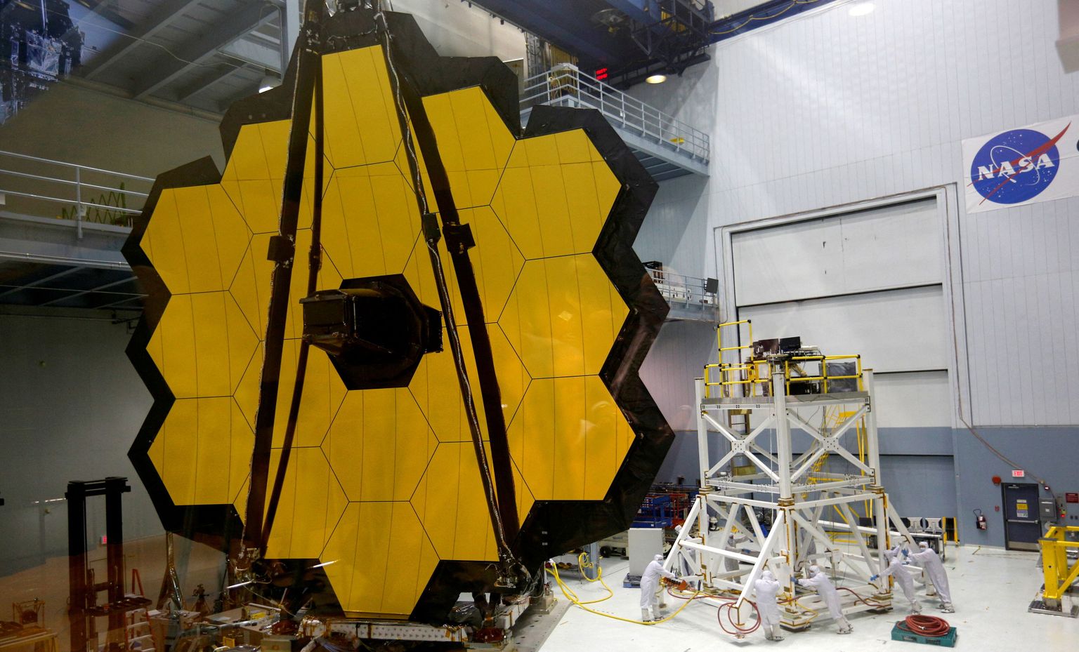 James Webbi kosmoseteleskoobi peeglid pandi Maal kokku, et testida neid erinevates oludes. Kõige muu hulgas prooviti suurendada nende vastupidavust mikrometeoriitide löökide suhtes.