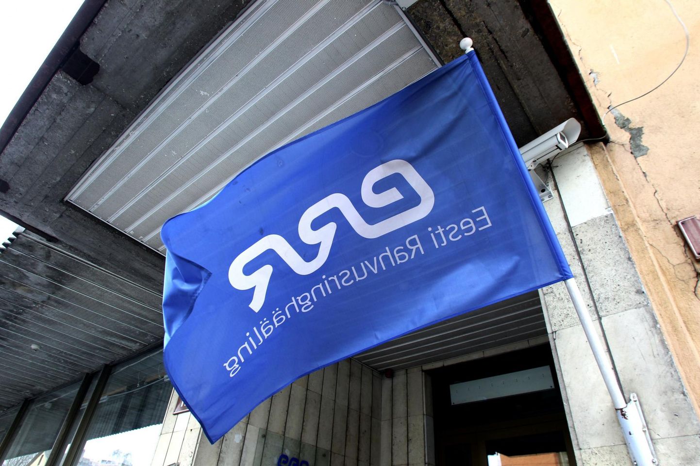 Lipp Eesti Rahvusringhääling hoone küljes.