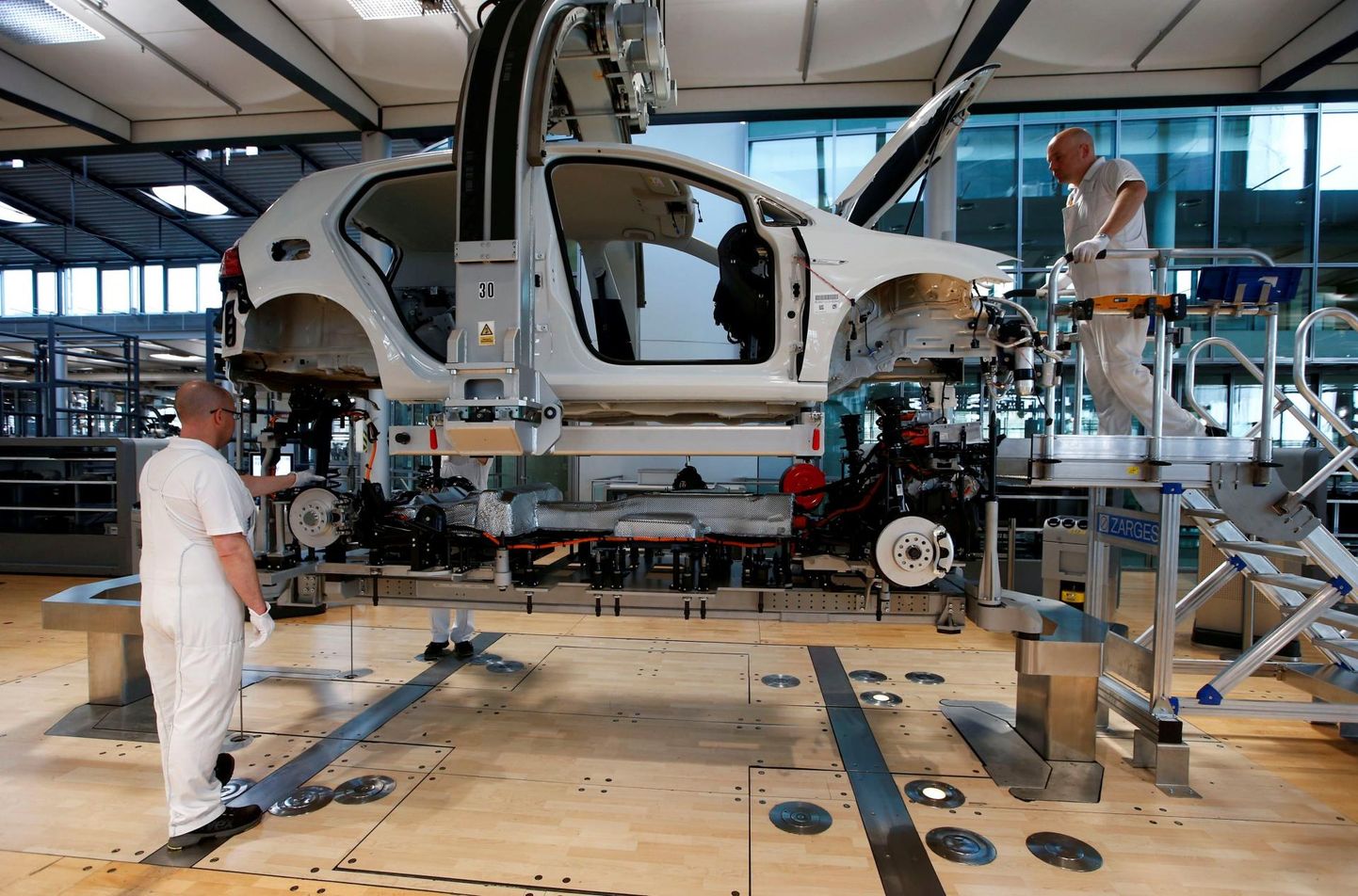 Saksamaa majandus on silma paistnud tõhususe ja industrialiseeritusega, kuid viimasel ajal on tootlikkus langema hakanud ja kiratseb ka Saksamaa uhkus ehk autotööstus. Fotol töölised Volkswageni tehases Dresdenis.