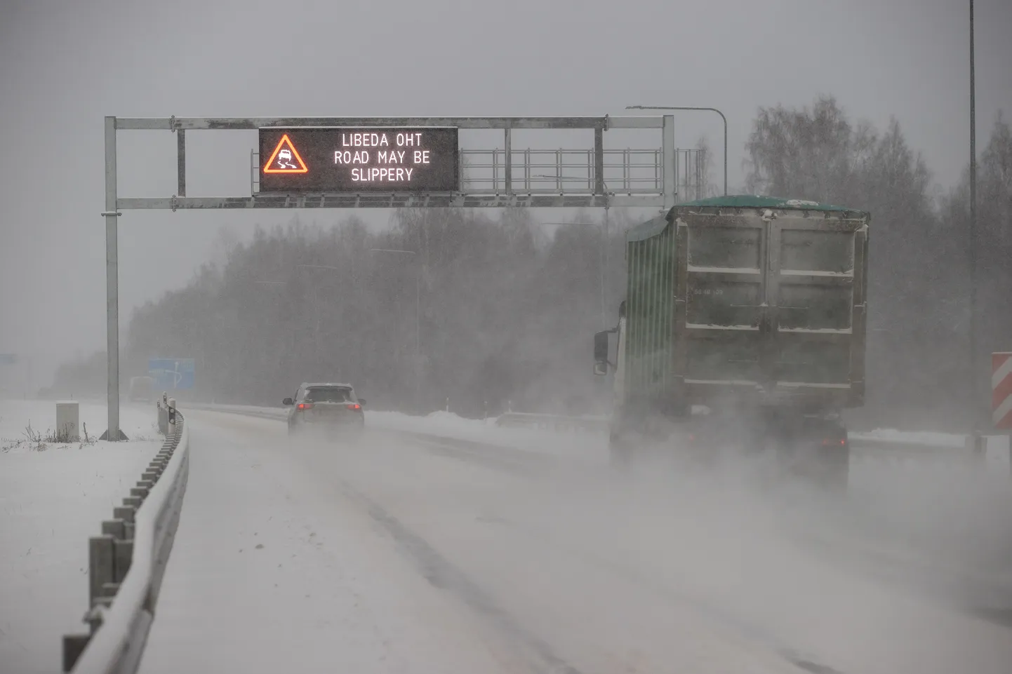 06.12.2022, Tallinn
Lumised teeolud Harjumaal ja Tallinnas. Tallinn-Tartu mnt.
Foto Tairo Lutter, Postimees