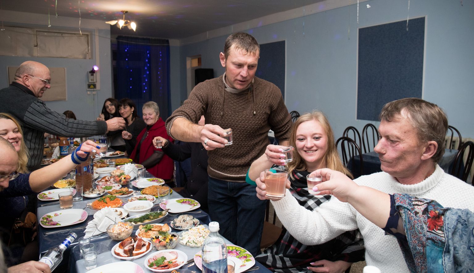 Sünnipäev Aleksandrovka külas Krimmi põhjaosas. 1500 elanikuga, kunagi tšehhide asutatud Aleksandrovka asub eestlaste küla Krasnodarka naabruses. Külalised löövad kokku sünnipäevalapse Jevgeniga (seisab pruunis džempris). Pidu toimus kohalikus baaris, laud oli kaetud nagu pulmas, aga enamik toitudest oli ise tehtud ja kodust kaasa võetud. Toost kõlas toosti järel, kuid pidu väga käest ära ei läinud. Esimesena jäi magama sünnipäevalaps ise.