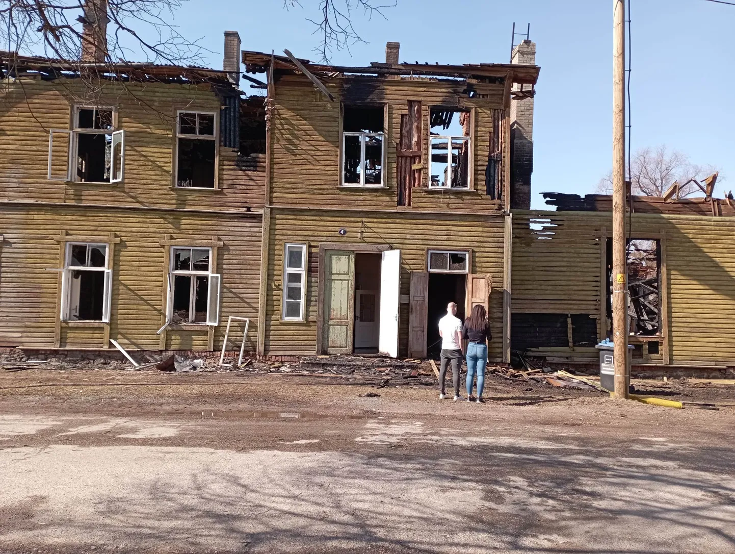 На улице Пожарной в Элва пожарные тушили бывшее здание пожарной части