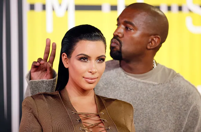 Айналада жүріп, барлығына өзінің кискасын көрсетеді