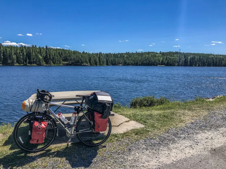 Minipiknik järve kaldal