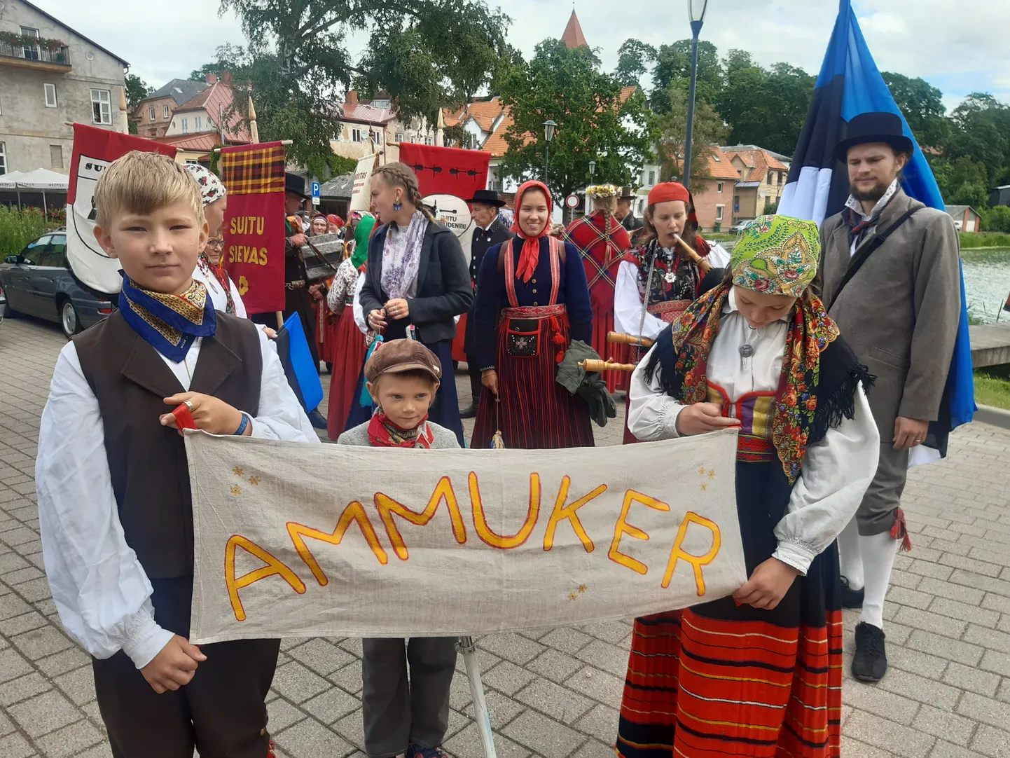 Vasakult: Uku Laansalu, Orm Parrest, Auli Parrest. Taga paistavad veel: Pääsu Parrest, Luule Rajaver, Liisi Kilgas, Laura Naagel, Jakob Naagel.