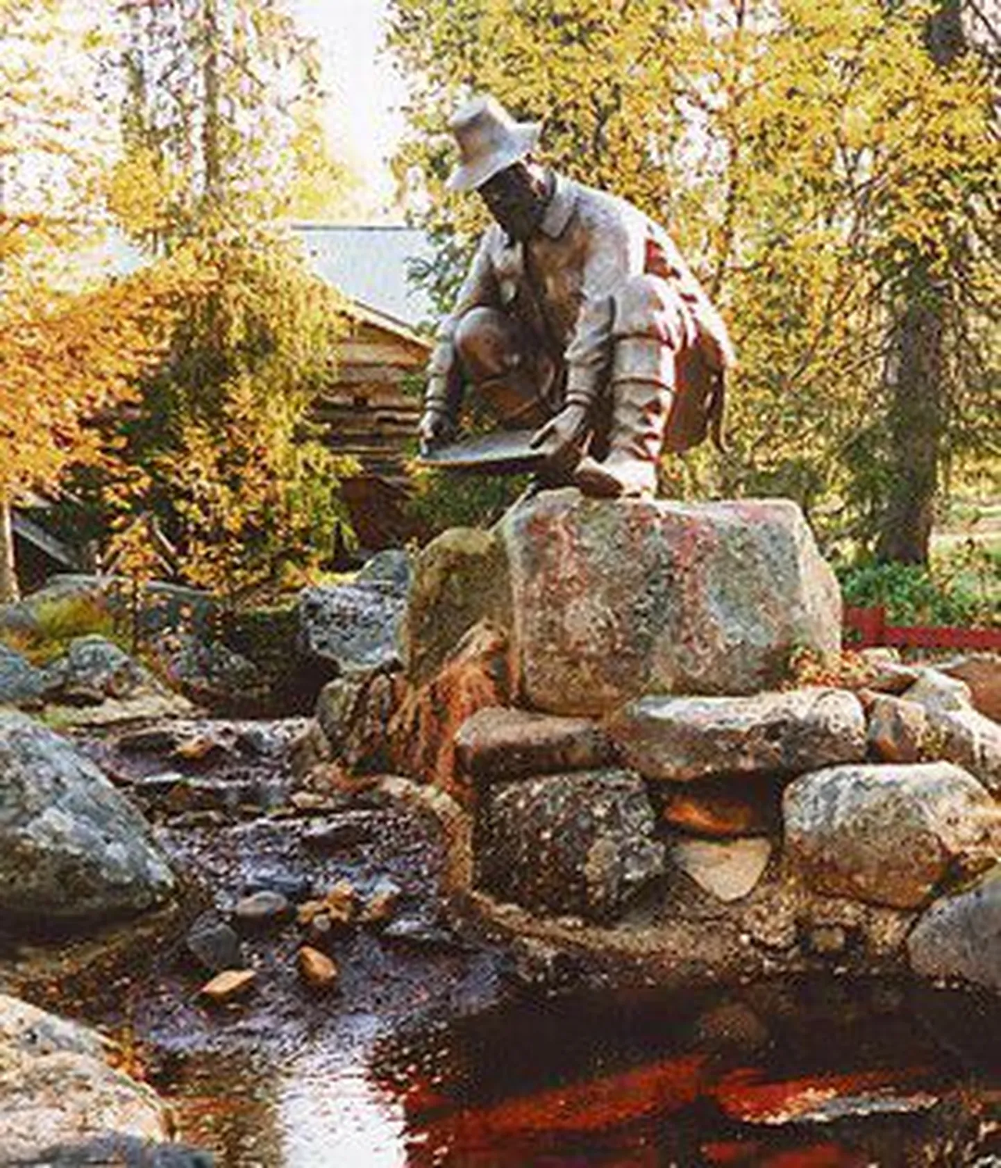Kullamuuseumi territooriumil peseb vaskooli’lt liiva kõigile kullaotsijatele pühendatud kullapesija.