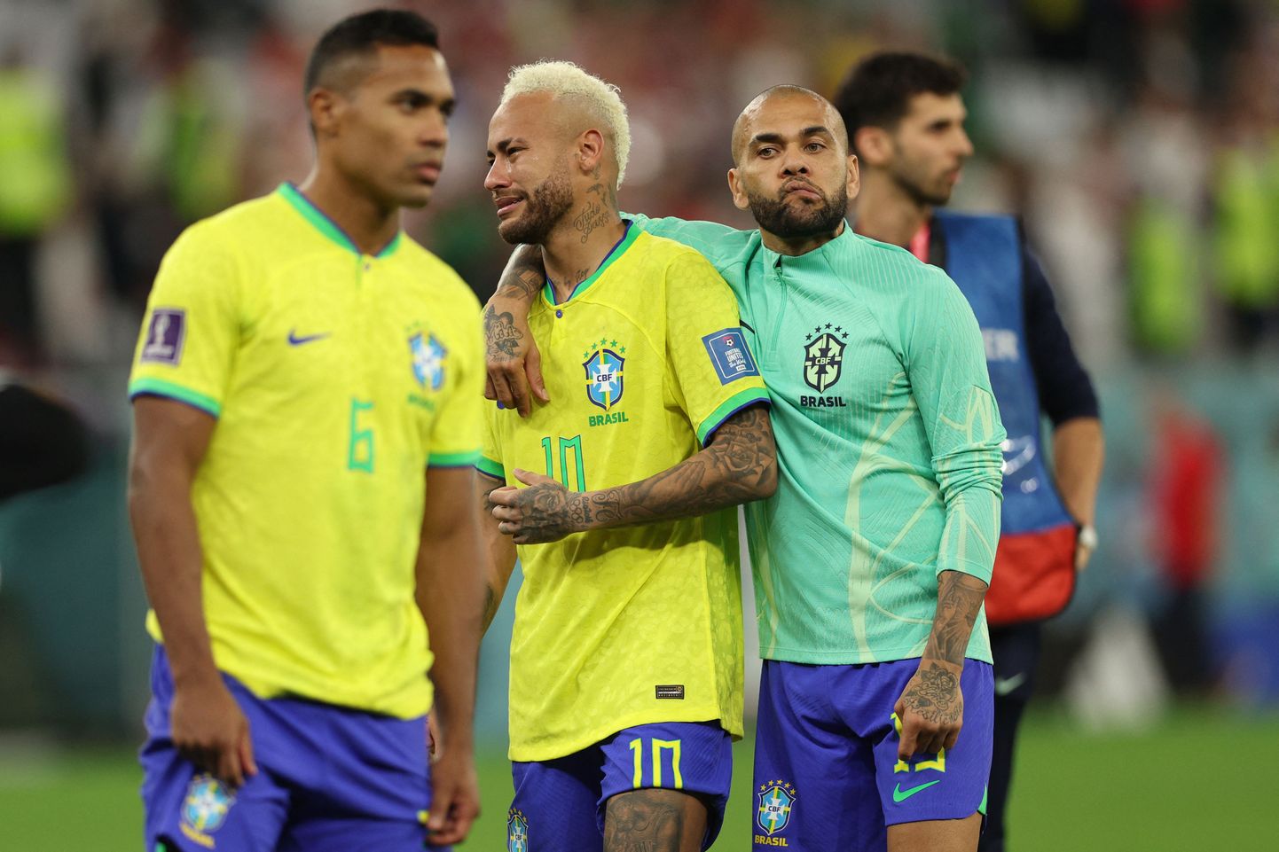 Dani Alves (paremal rohelise särgiga) ja Neymar (keskel) pärast jalgpalli MMil kaotatud veerandfinaali Horvaatia vastu.