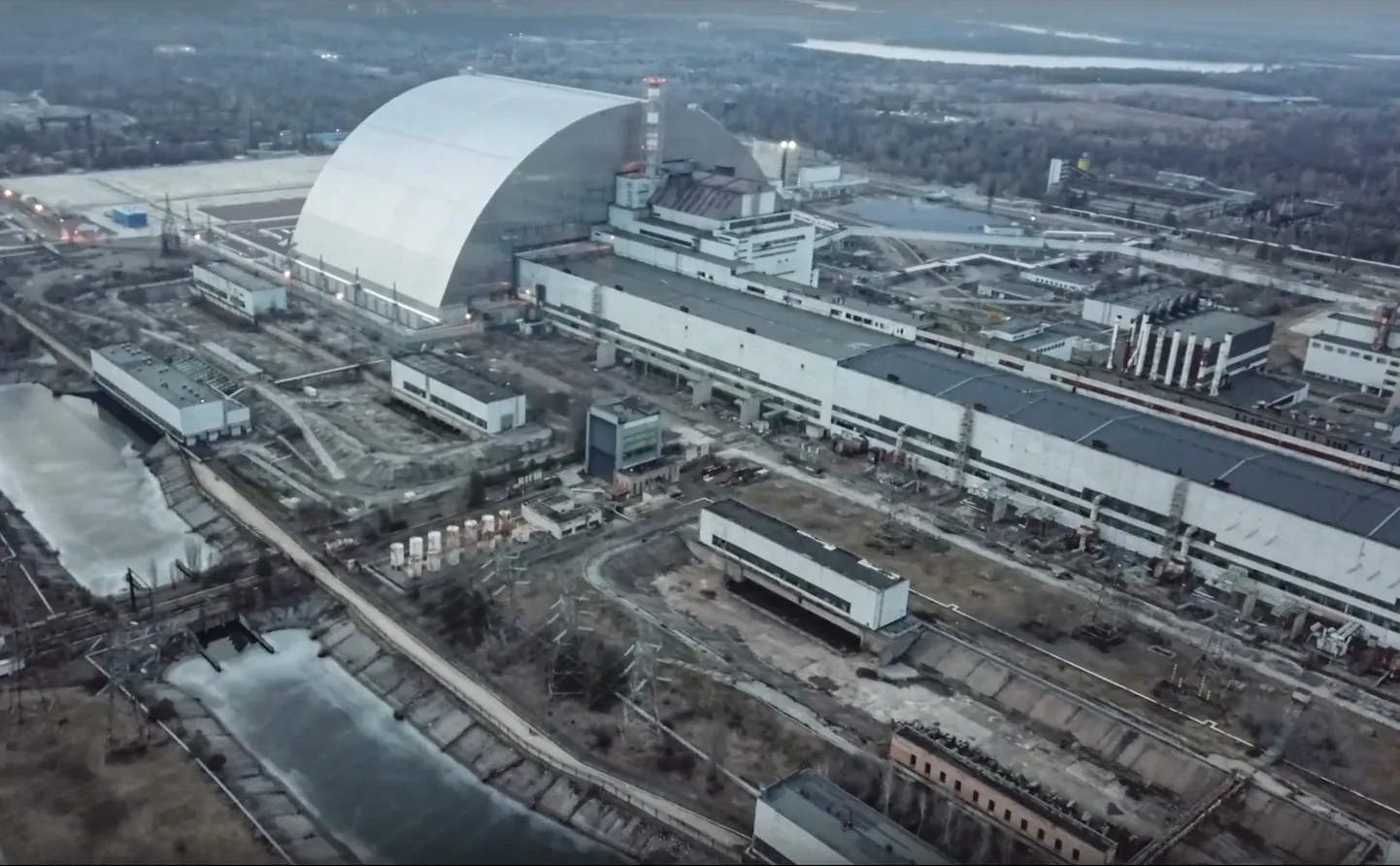 Kaader Vene kaitseministeeriumi 7. märtsi 2022. aasta, mil Vene väed okupeerisid tuumajaama, videost, millel on näha Tsõrnobõli tuumajaama ja kiirguse kinnipidamiseks ehitatud katet.