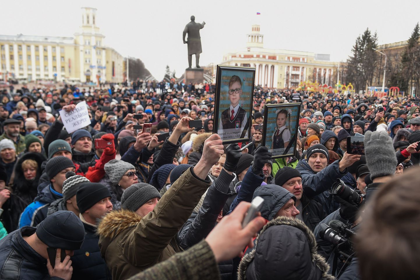 Kemerovo kesklinnas eile põlenguohvreid mälestanud ja võimude tegevuse vastu meelt avaldanud inimesed.
