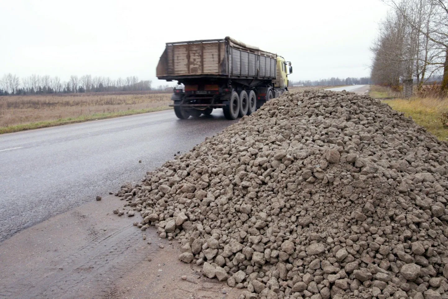 Kohalike teede ehituselgi tarviliku killustiku tootmiseks tuleb kivimassiivi kobestamiseks teha lõhketöid.