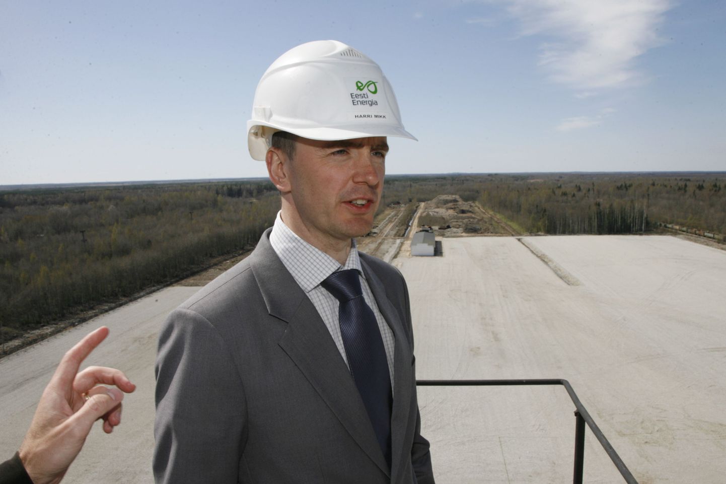 Eesti Energia juhatuse liige Harri Mikk õlitööstuse katusel, tema selja taga ehitusplats, kuhu tuleb lähiaastail kolm uut õlitehast.
