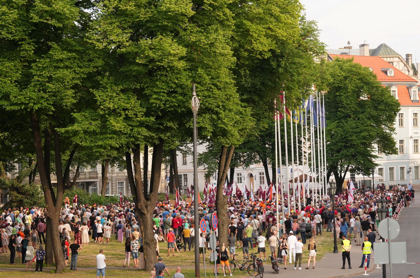 Partijas "Latvija pirmajā vietā" un "Stabilitātei!" rīkotais protests pie Rīgas pils par 14. Saeimas atlaišanu. 2023. gada 16. jūnijs.