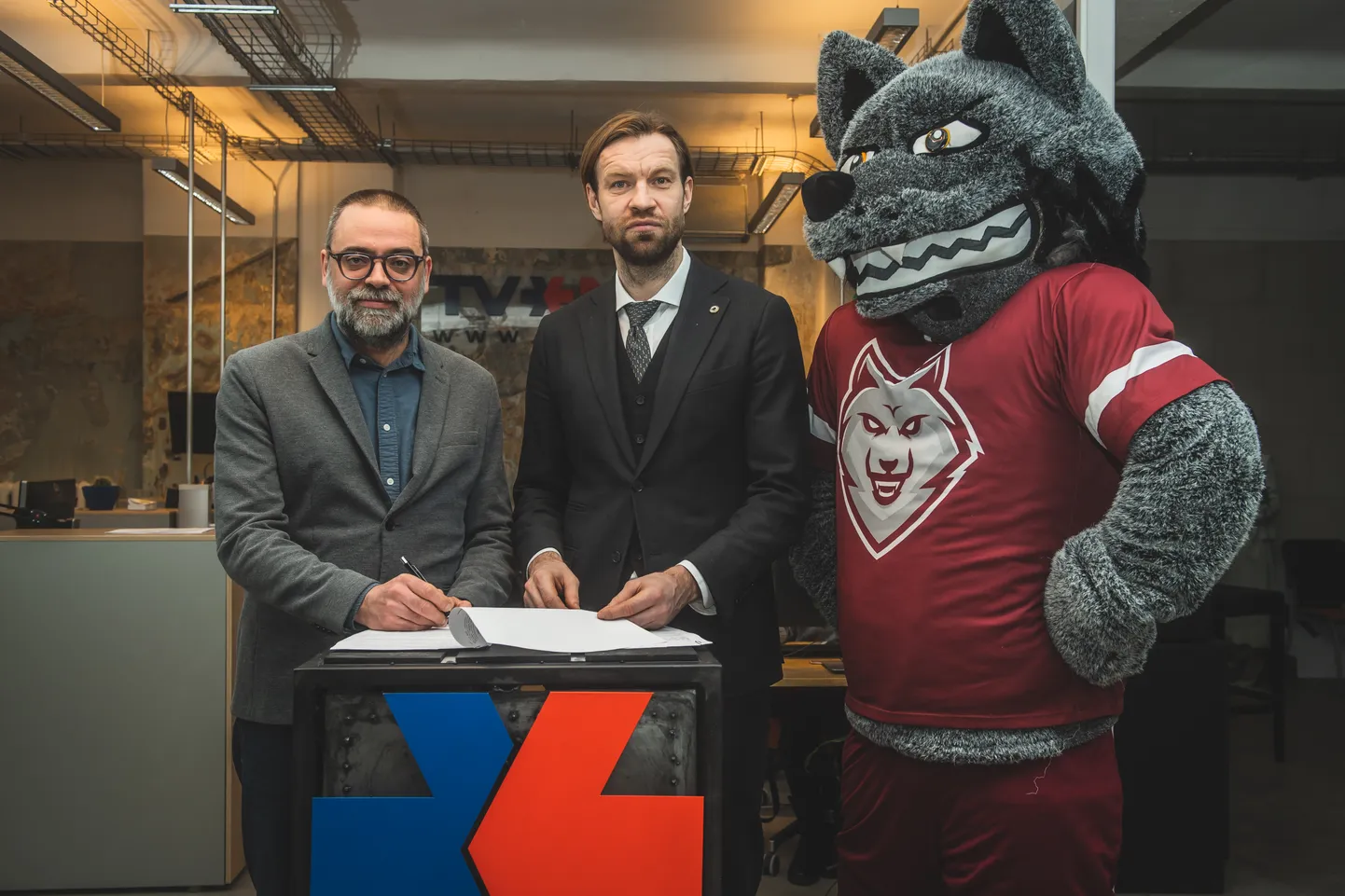 TVNET galvenais redaktors Toms Ostrovskis (no kreisās) un LFF prezidents Kaspars Gorkšs