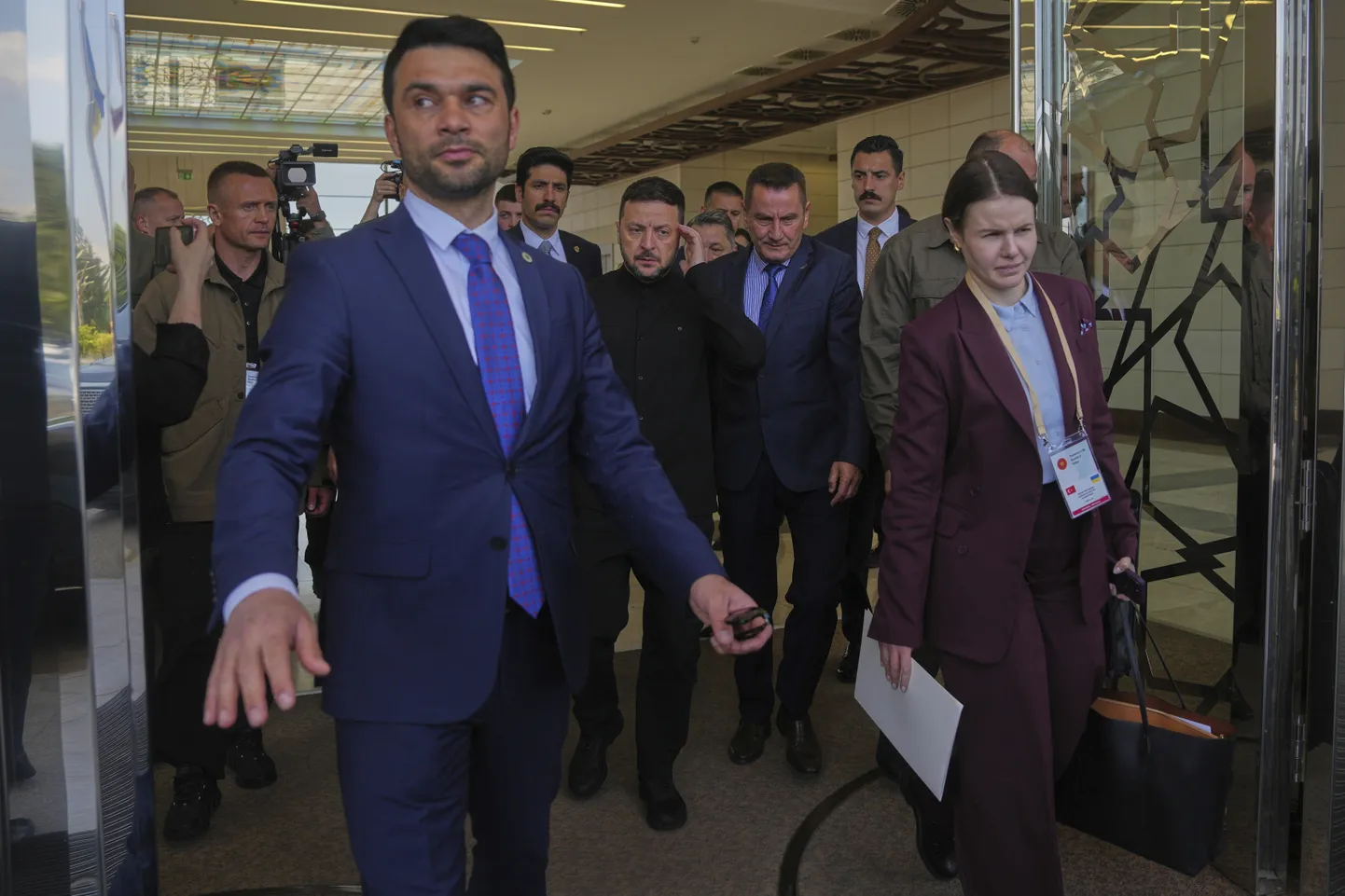 Ukraina president Volodõmõr Zelenskõi (keskel) neljapäeval Türgis Ankara lennujaamas.