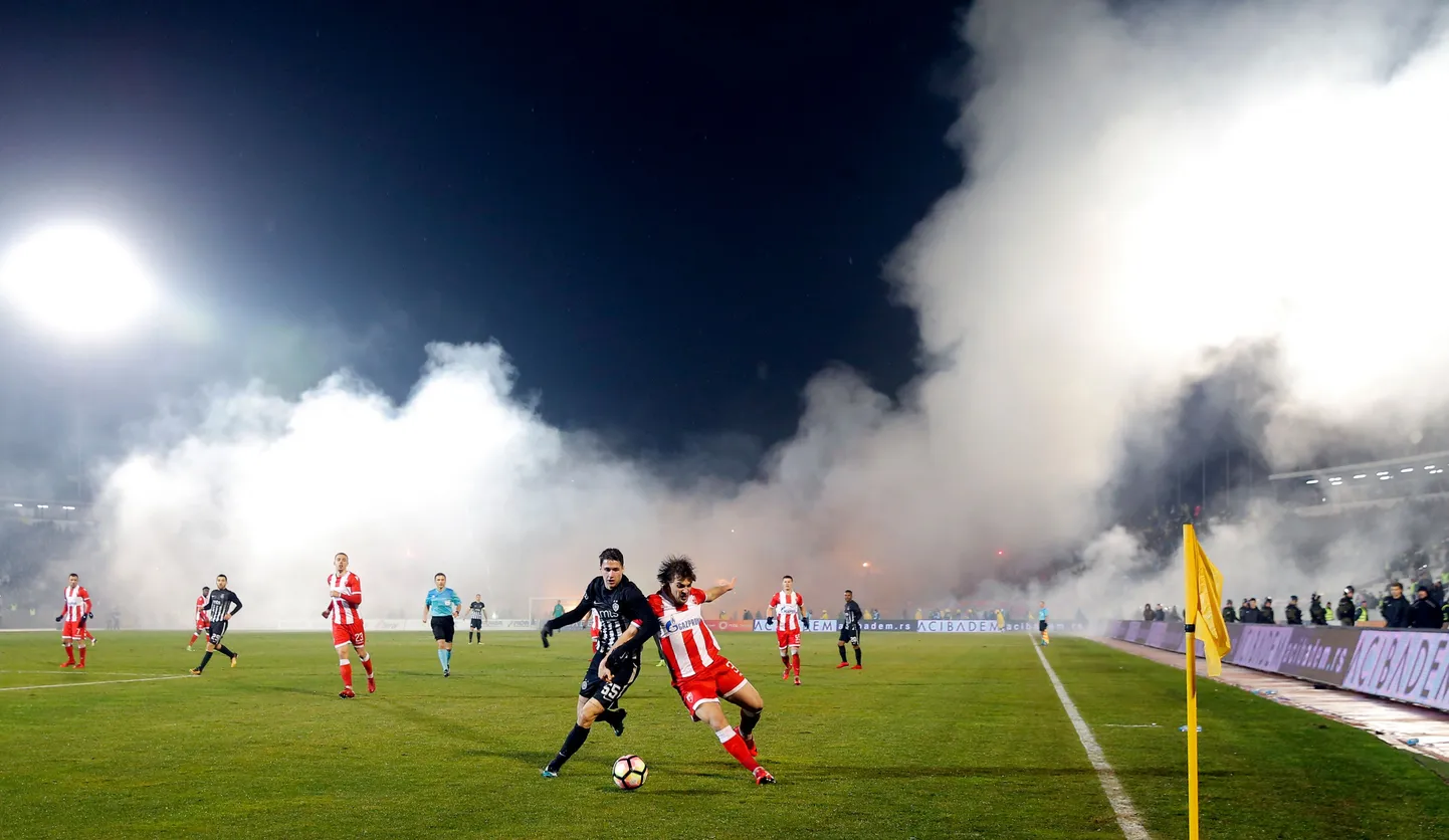 Belgradi derbis teineteisele armu ei anta. Sõda käib ka tribüünidel, nagu näitab taamal laiuv suitsupilv.