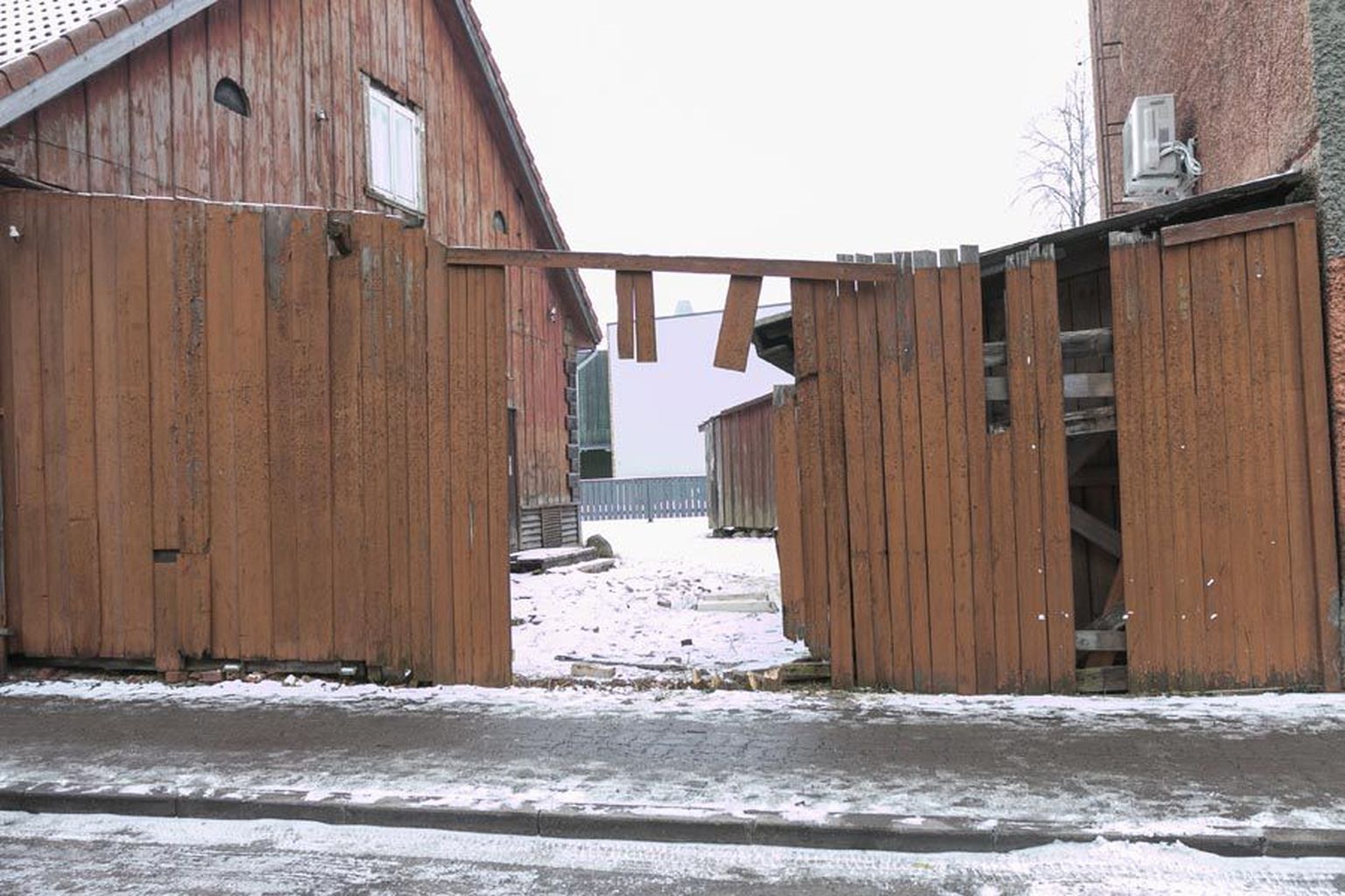 Kunstiteos oli Lossi tänava plangul peaaegu kaks aastat. Praegu valitseb sel kohal tühjus.