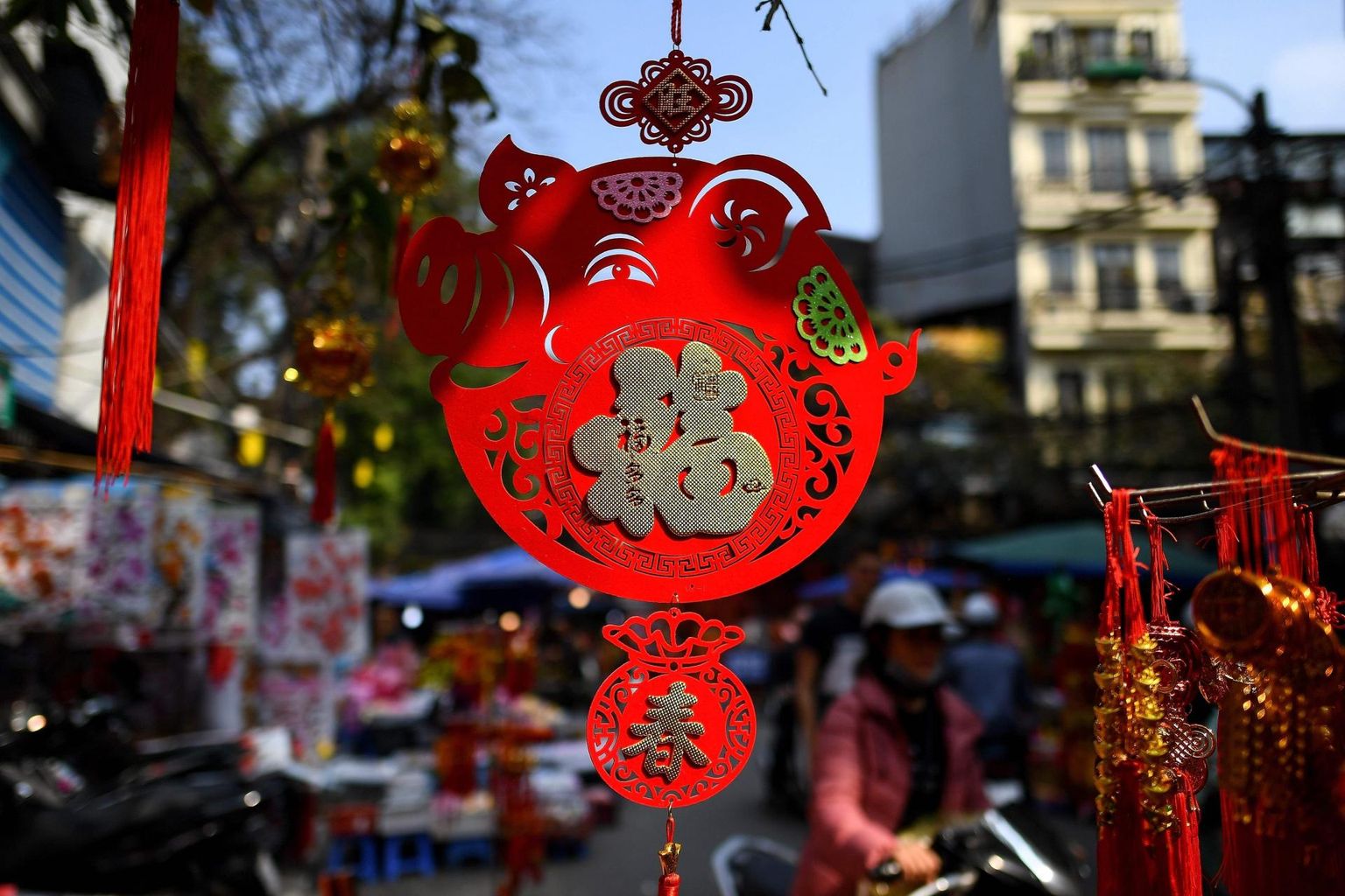 Sea-aastale pühendatud dekoratsioon Hanoi poekese ees.