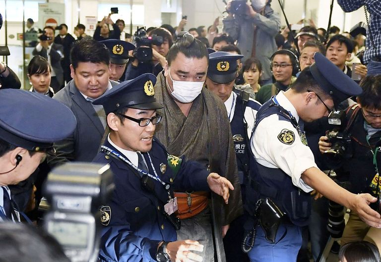 Yokozuna Harumafuji politseinike piiramisrõngas.