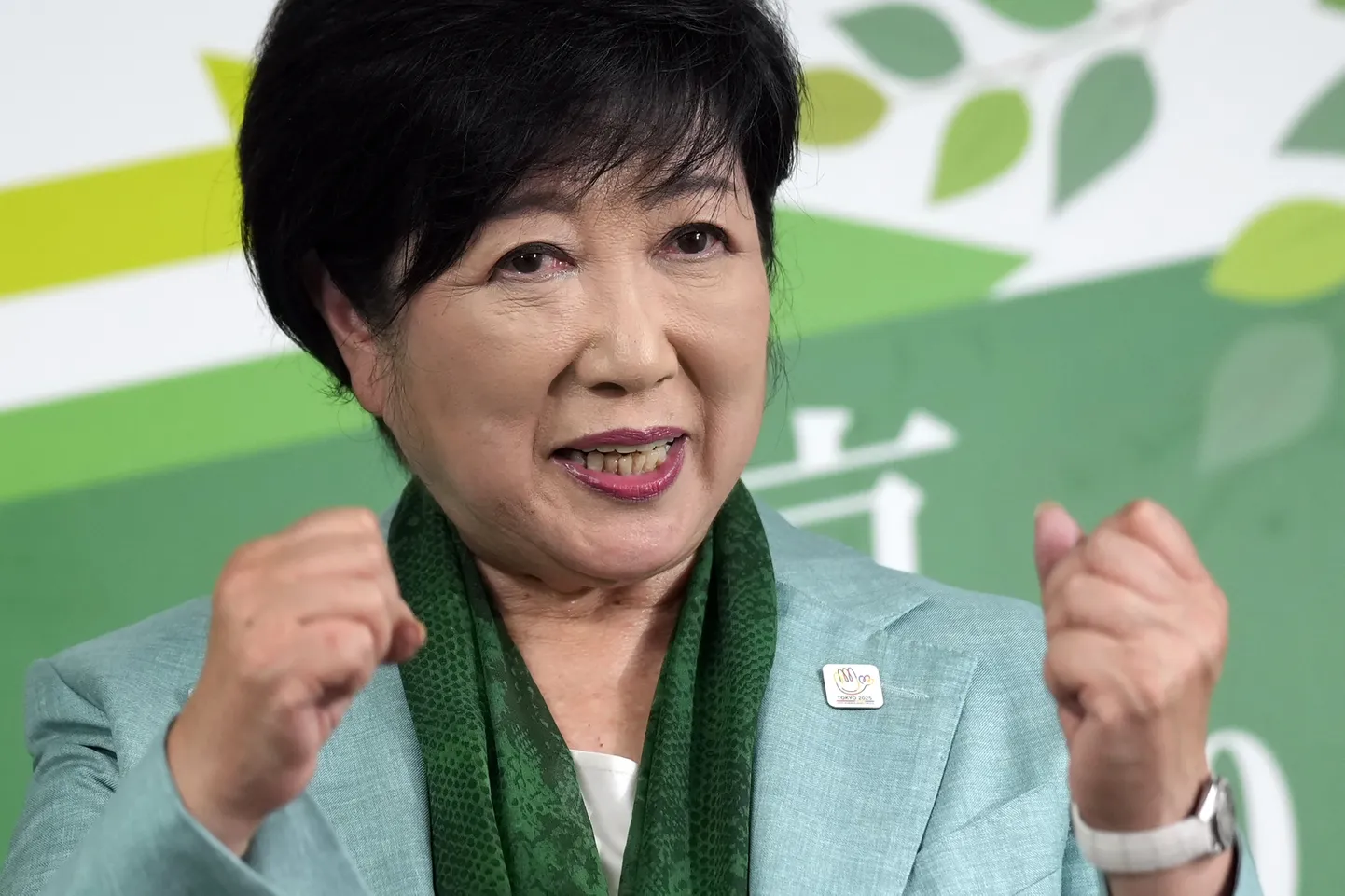 Ametisolev Tokyo kuberner Yuriko Koike tähistas oma kindlat võitu, kui selgusid lävepakuküsitluste tulemused.