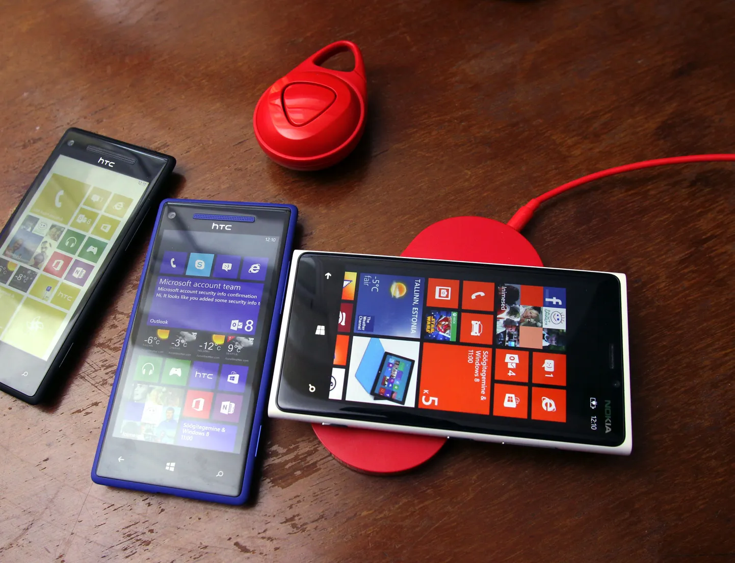 WINDOWS 8; TALLINN, EESTI, 05DEC12.
Windows 8 ja Windows Phone 8 seadmete, arvutite ja telefonide tutvustus restoranis Köök. Juhtmevaba telefonilaadija.
th/Foto TOOMAS HUIK/POSTIMEES
