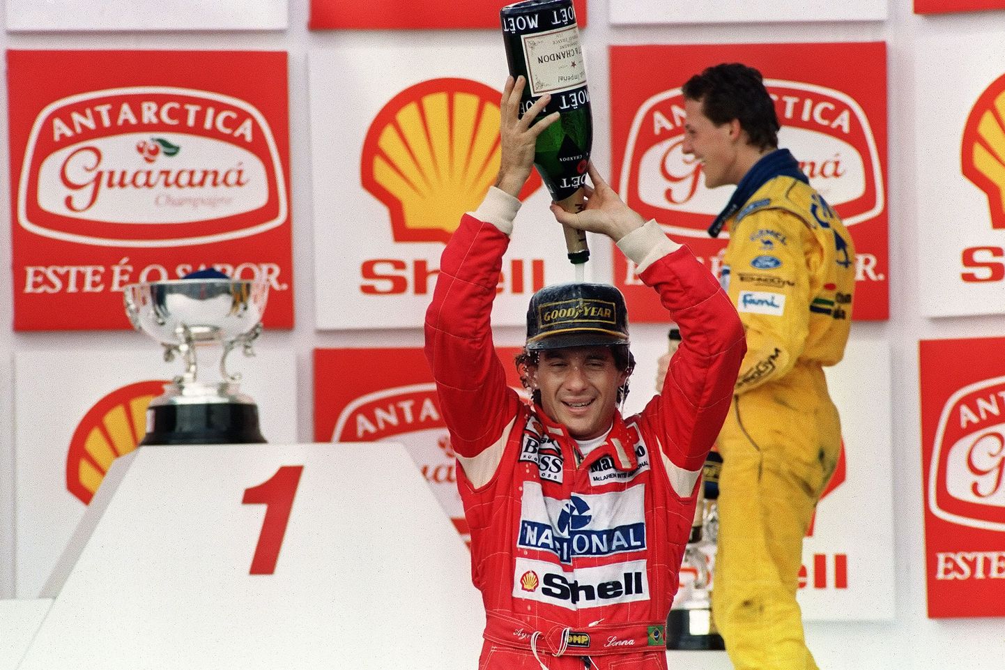 Ayrton Senna 1993. aasta Brasiilia GP võitu tähistamas. Taamal kolmanda koha saanud Michael Schumacher.