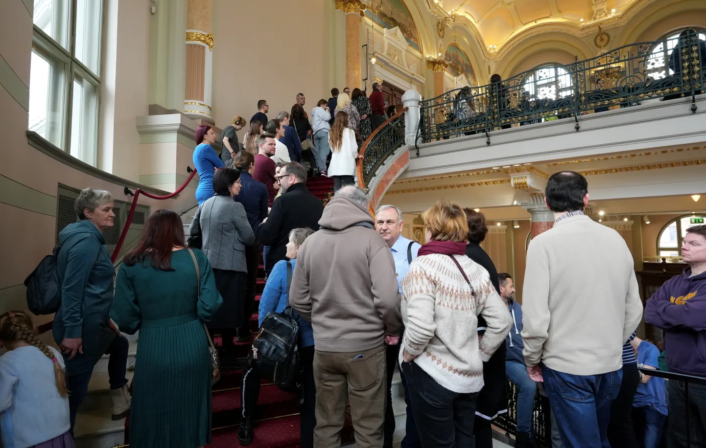 Cilvēku rinda uz īpašo "pop-up" izstādi Latvijas Nacionālajā mākslas muzejā, kurā apskatāmi režisora Ginta Zilbaloža animācijas filmai "Straume" piešķirtie apbalvojumi - Eiropas Kinoakadēmijas balva, ASV kino un TV industrijas balva "Zelta globuss" un ASV Kinoakadēmijas balva "Oskars". 2025. gada 8. marts.