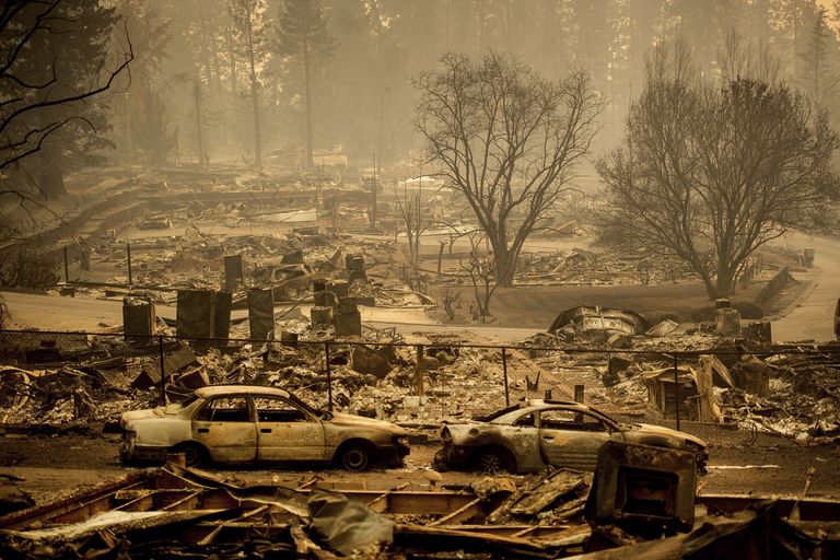 California metsa- ja maastikupõlengu tagajärjel maha põlenud hooned ja autod