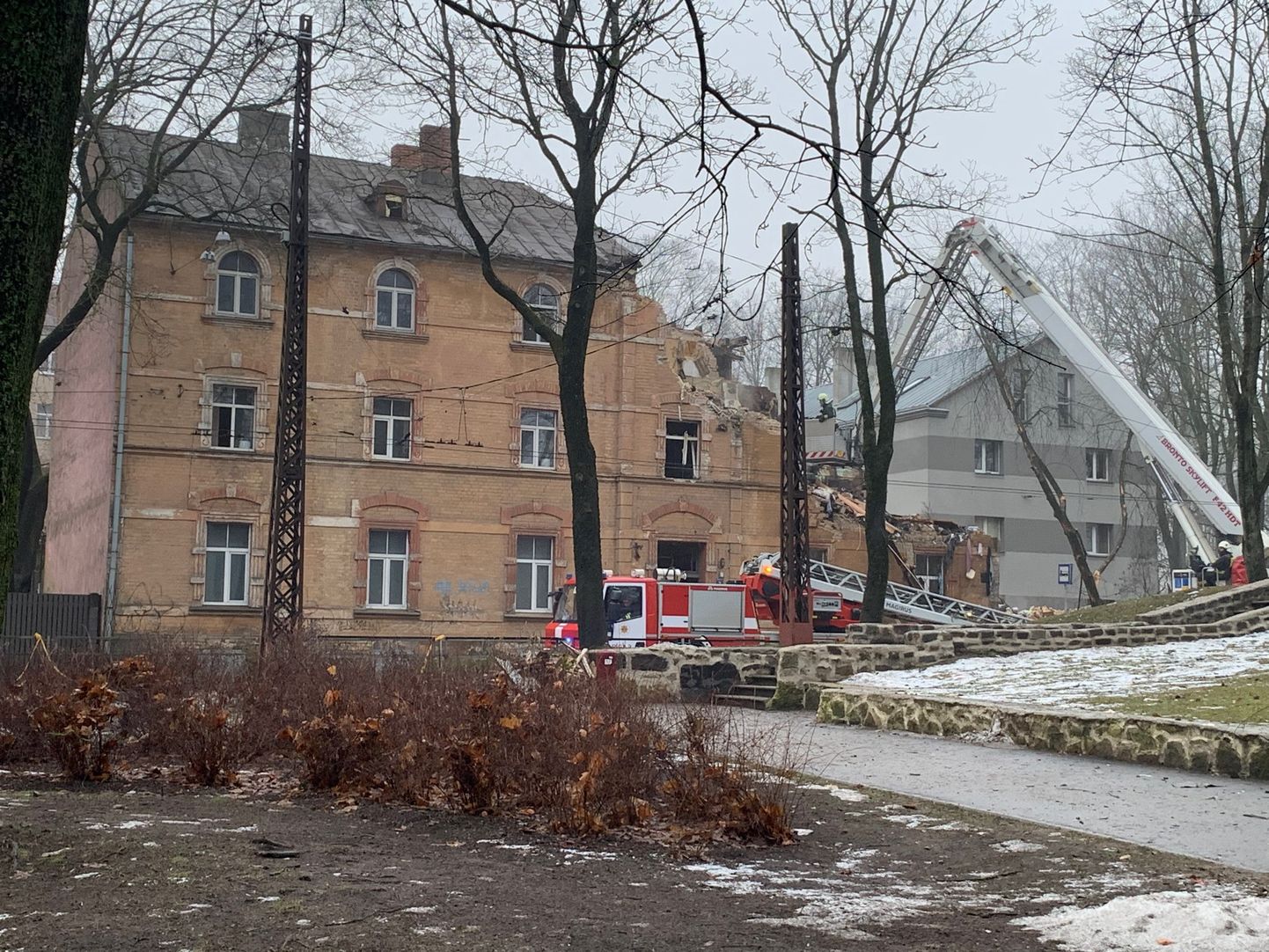 VUGD darbinieki turpina strādāt notikuma vietā, kur sprādzienā cietusi dzīvojamā ēka Āgenskalnā.