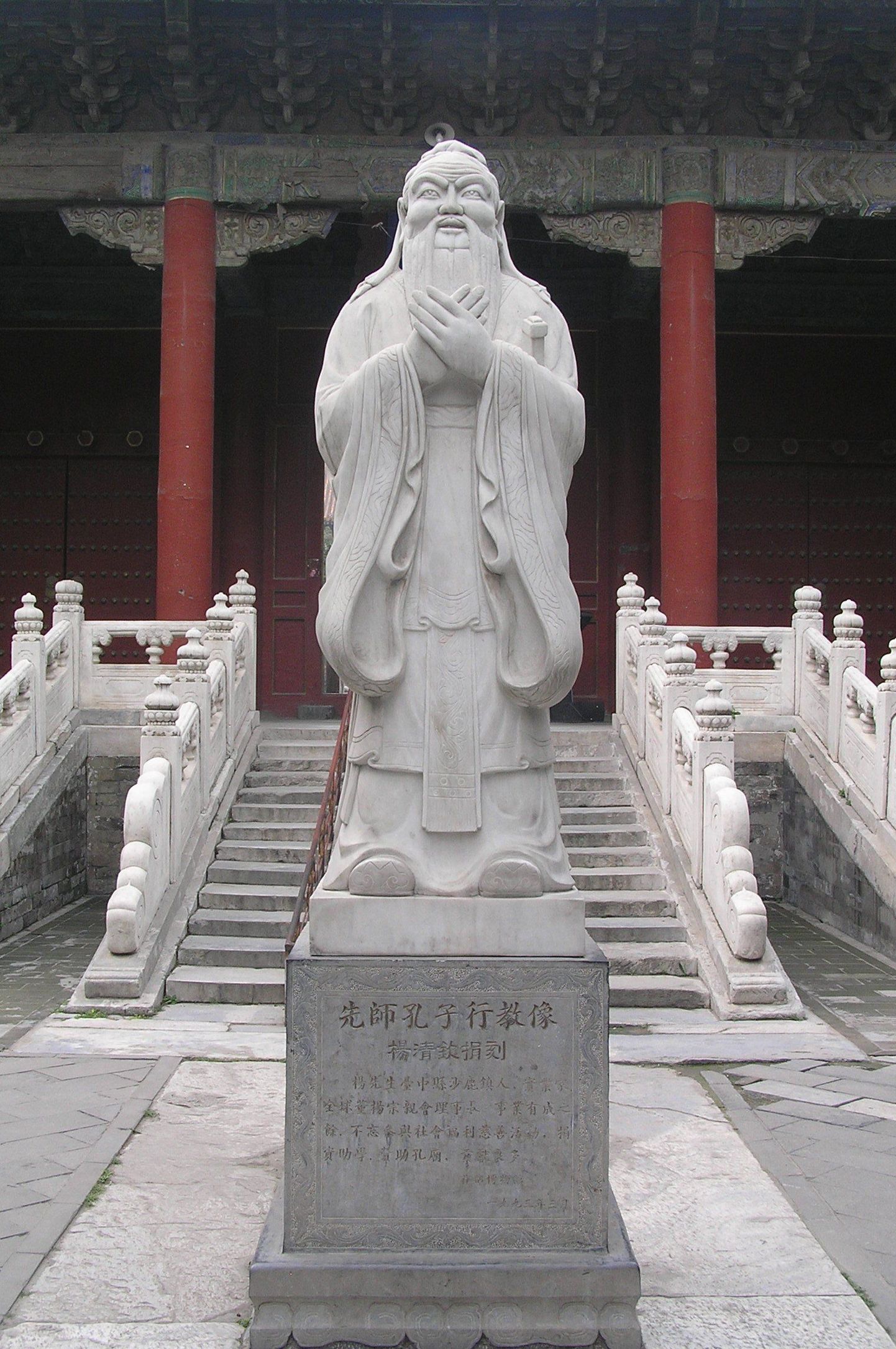 Конфуцию в Китае до сих пор поклоняются как божеству.