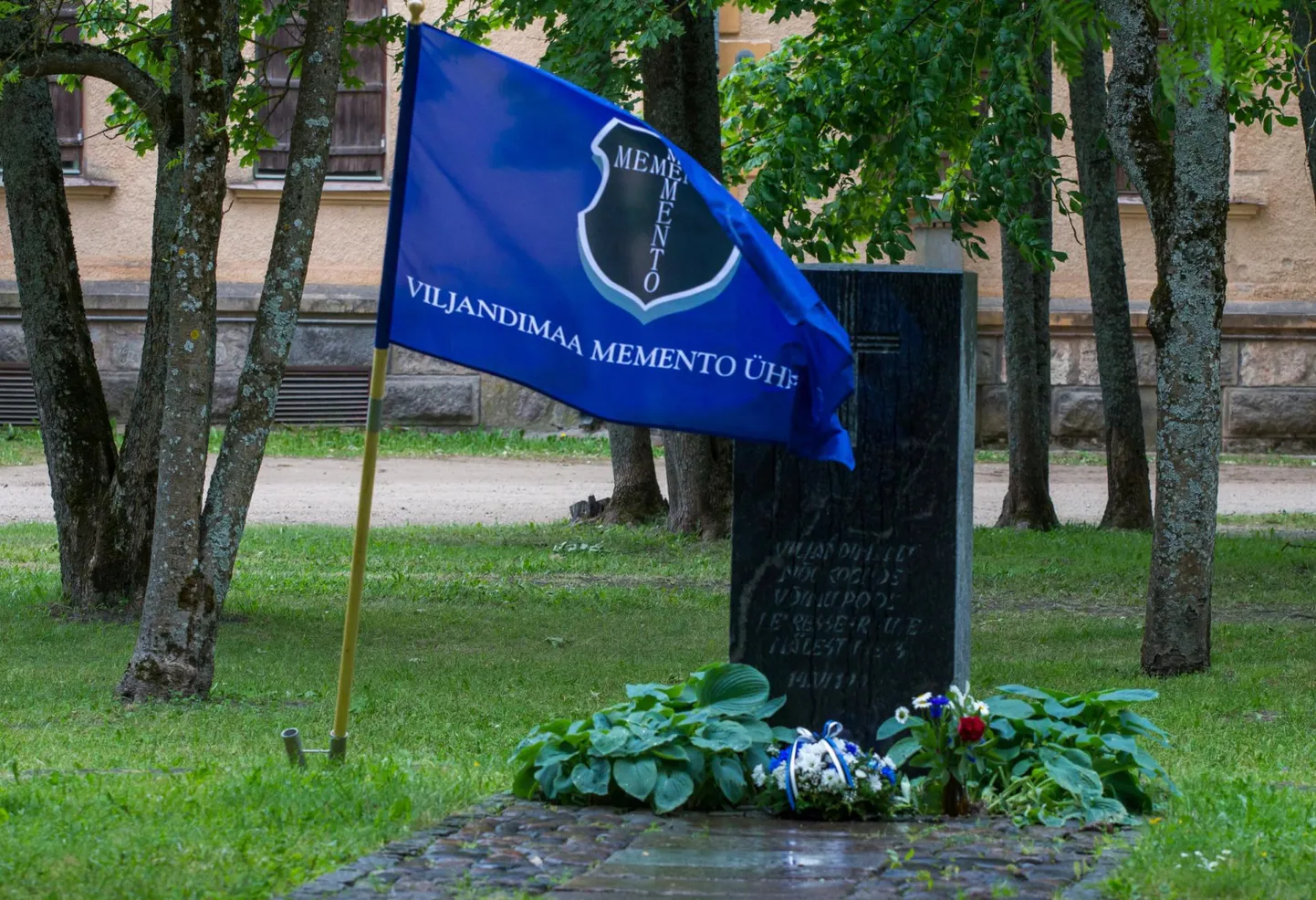 Represseeritute mälestuskivi Viljandi mõisa pargis.