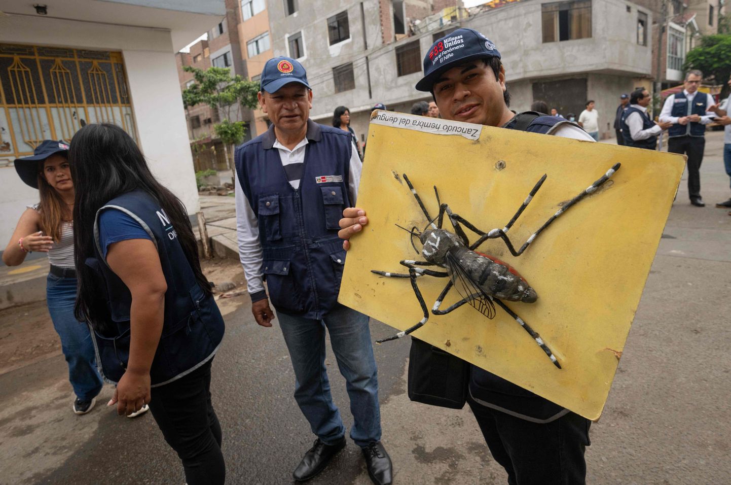 Peruu terviseministeeriumi ametnikud teevad hoogsat teavitustööd dengue sääskede ohtude kohta.