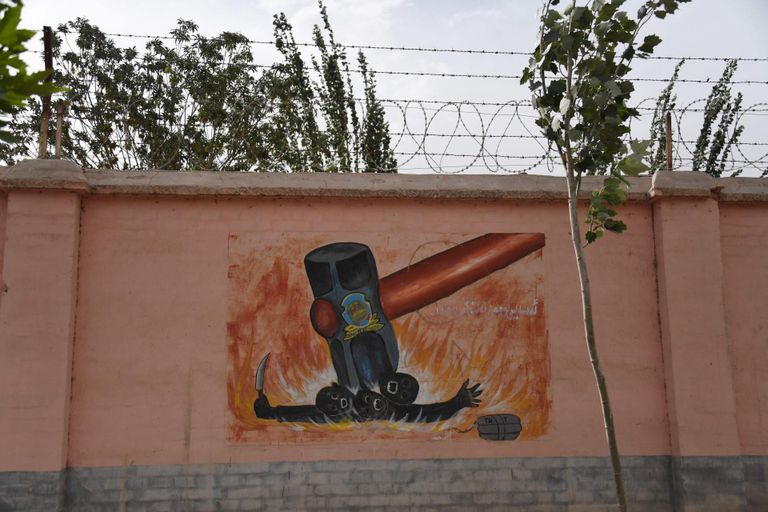 Terroristide lömastamist kujutav propagandamaaling Kashgaris. 
