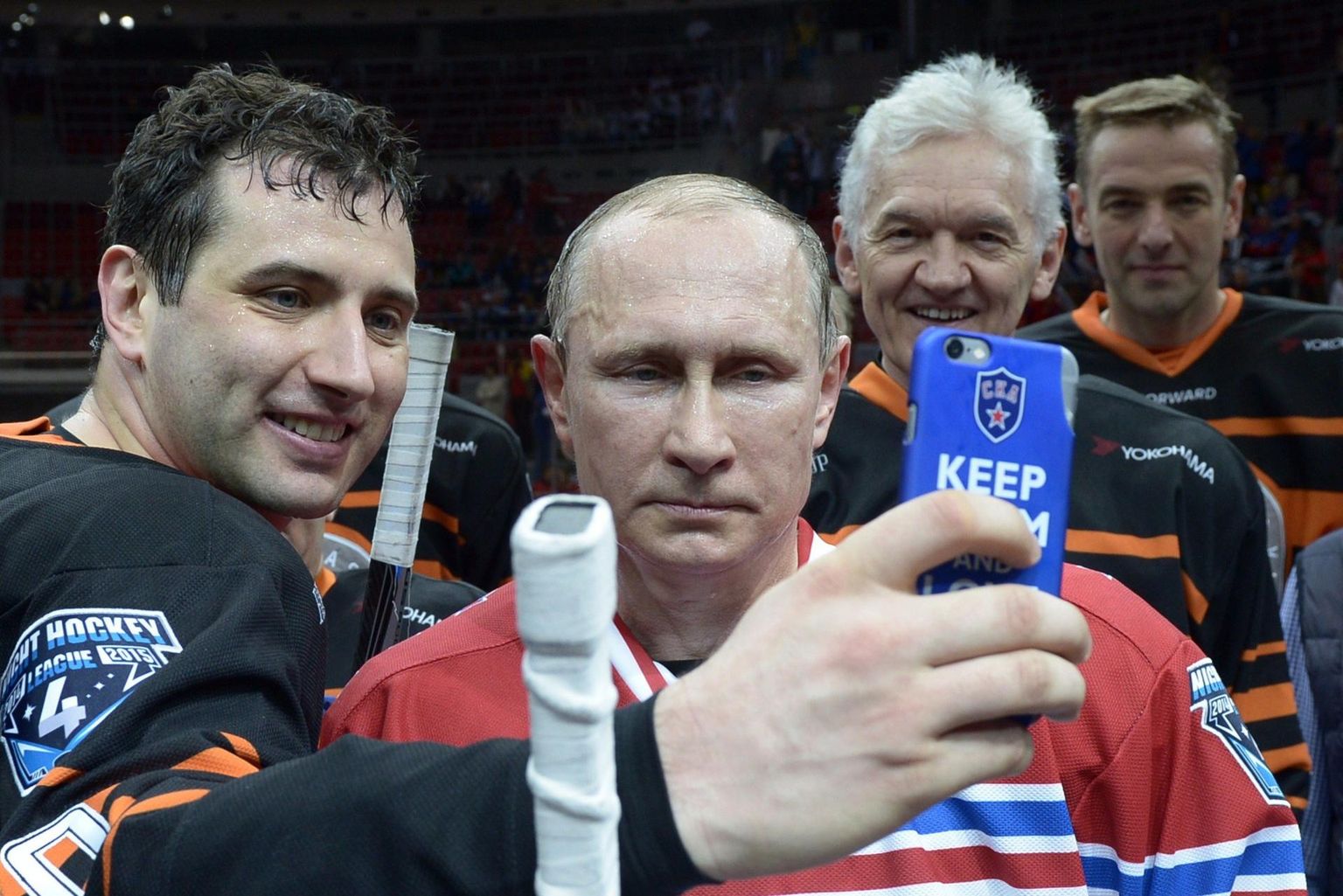 Timtšenko sõnul ta küll tunneb Vladimir Putinit, kuid tema sõnul nende vahel lähedasi sõbrasuhteid ei ole. 2015. aasta mais jäi ta koos Putiniga Sotšis hokiturniiril ühele pildile. Timtšenko on pildil Putini taga paremal. 