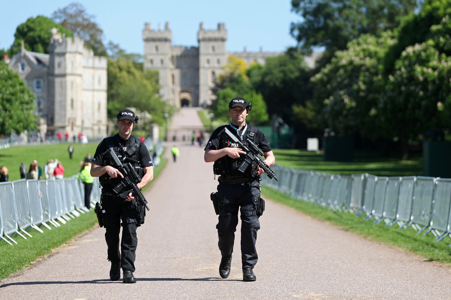 Automaatidega politseinikud eile Windsori kindluse ees.