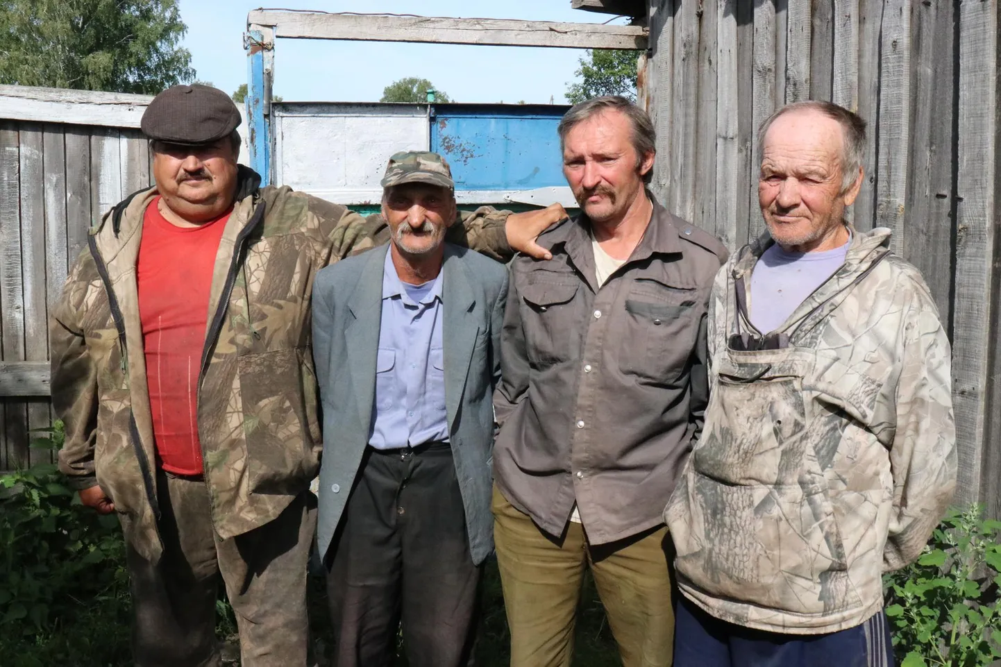 Antsla küla pooled eestlased ühel pildil (paremalt): Korge Leonid, Leonidi poeg Vitali, Vitali onu Valeri ja Korge Leo. Foto on tehtud Korge Leonidi hoovis, mis on küla kõige viimane maja.