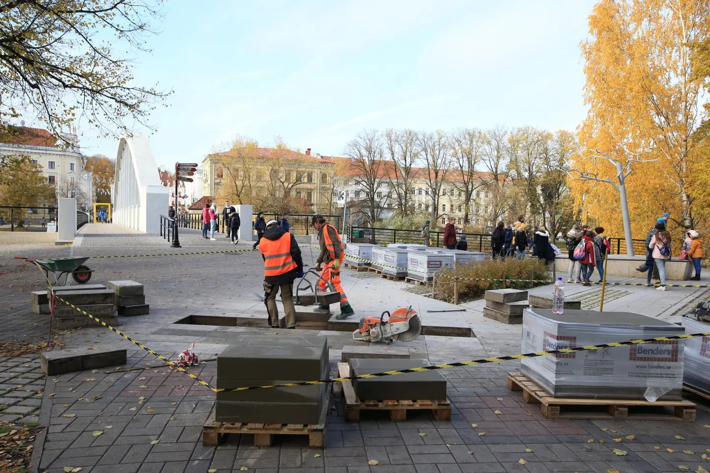 Kaarsilla juures algas tänavakivide ülesvõtmine kolmapäeva hommikul. Uued kivid paigaldatakse sinna garantii korras.