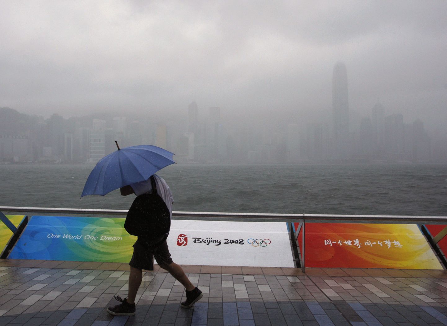 Troopiline torm sulges Hongkongis finantsturud ja ametiasutused.