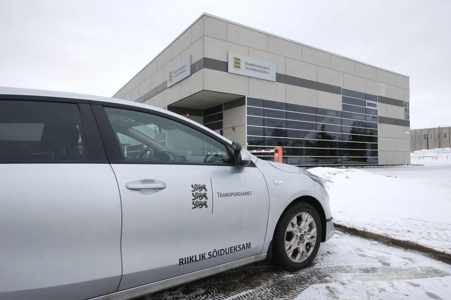 Peagi kehtima hakkava automaksu tõttu on tunduvalt kasvanud teenindusbüroode koormus ja seetõttu lisab transpordiamet aegu sõidukite registreerimiseelseks kontrolliks.