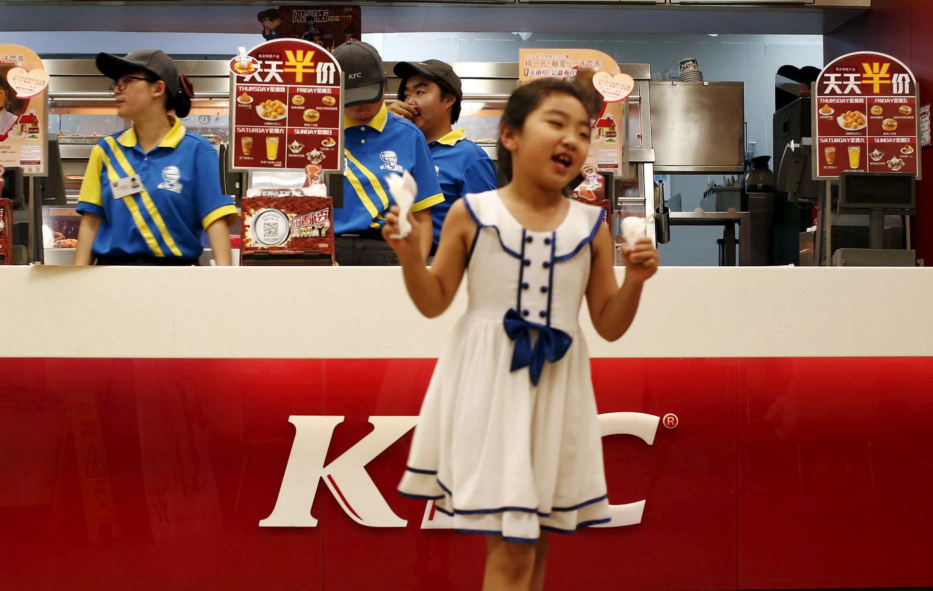 Muretu noorus: tütarlaps tundmas rõõmu Pekingi KFC restoranist ostetud jäätisest.