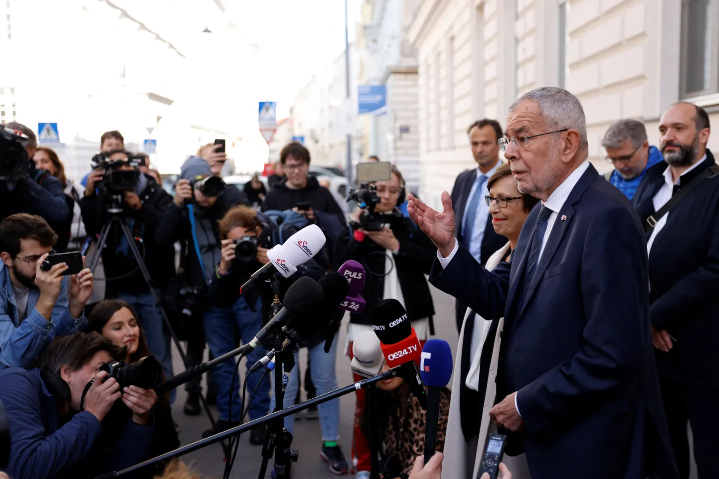 Austrijas prezidents Aleksandrs van der Bellens sarunājas ar žurnālistiem ārpus vēlēšanu iecirkņa