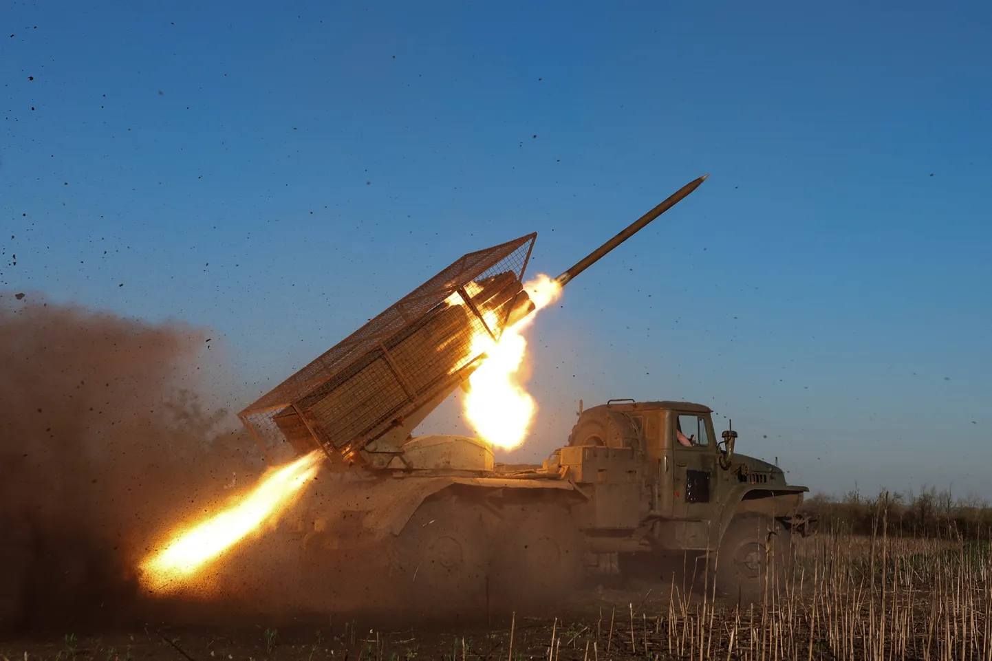 Ukraina sõdurid tulistavad Gradi mitmikraketiheitjaga Vene vägede pihta rindelähedase Pokrovski linna lähistel. 19.04.2025.