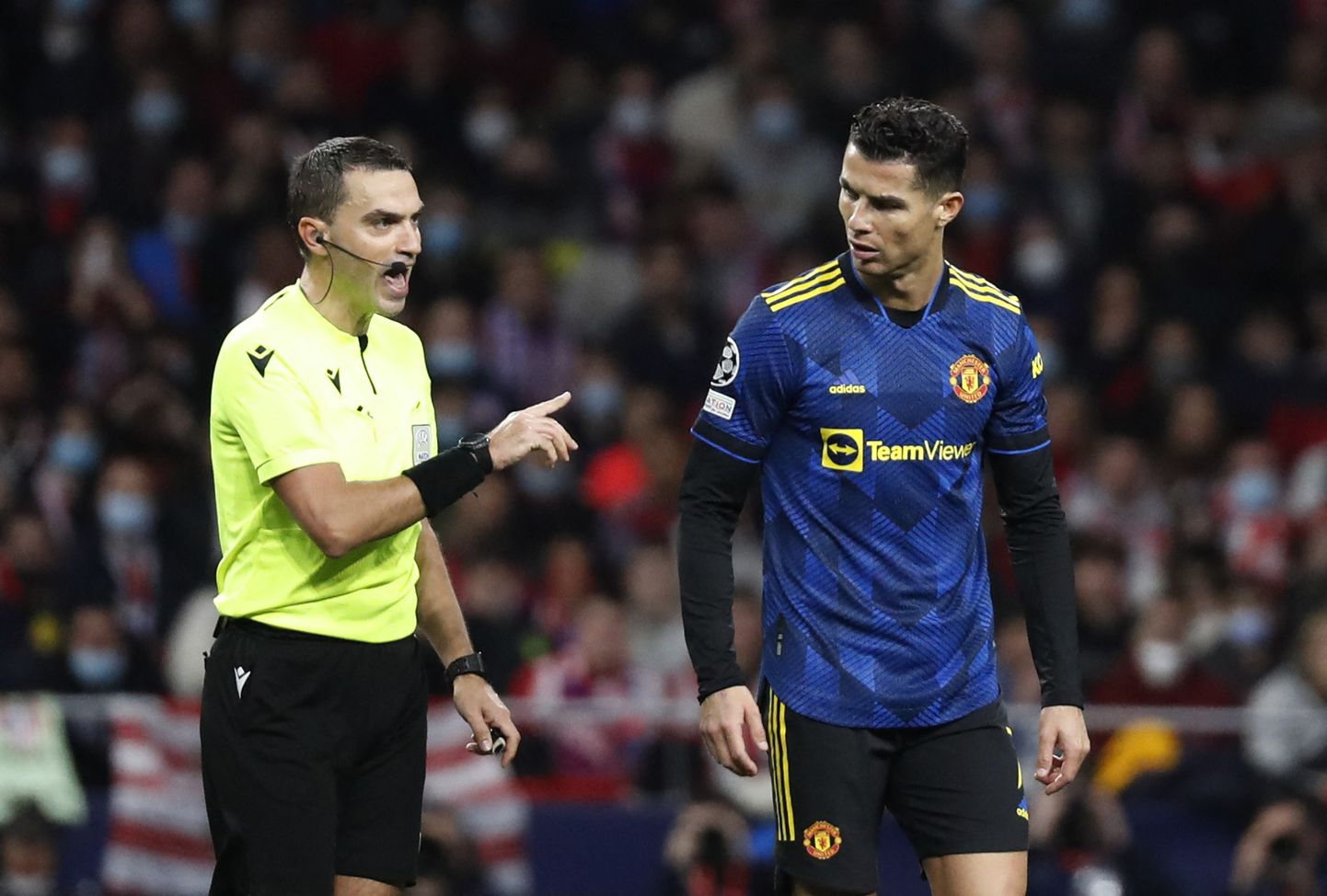 Meistrite liiga 1/16-finaal 23. veebruaril Madridi Atletico ja Manchester Unitedi vahel. Fotol kohtunik Ovidiu Hategan (vasakul) ja Unitedi ründeäss Cristiano Ronaldo.