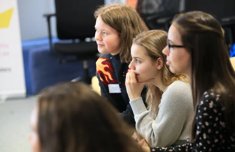 Stefany Müür (vasakul) ja Katriin Viljamaa (keskel).
