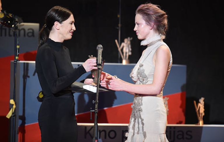 Nominācijā «Labākā aktrise» balvu pasniedza Elīnai Vaskai par darbu filmā «Es esmu šeit». 