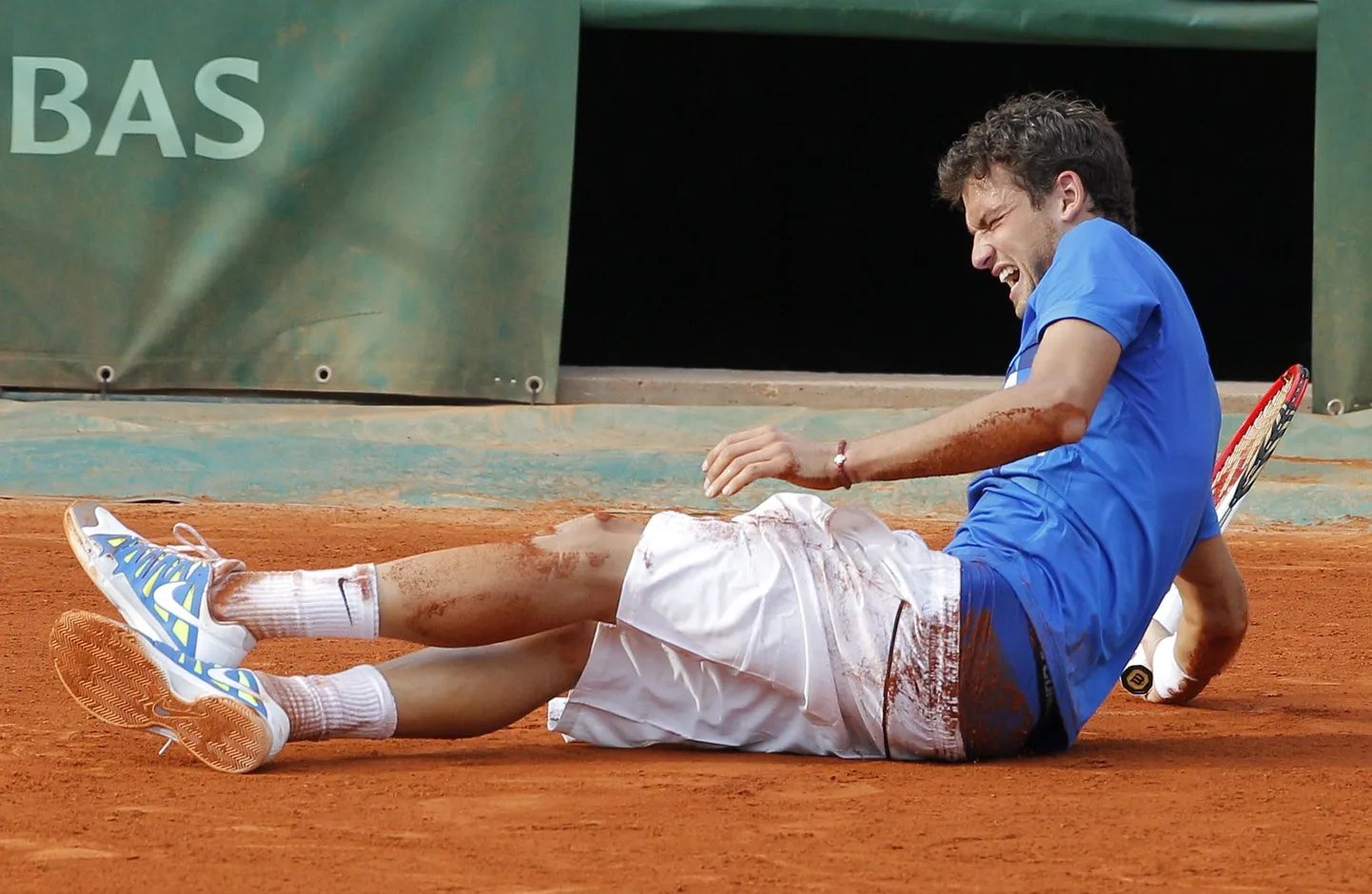 Grigor Dimitrov vaevles pika punkti mängimise järel krampides.