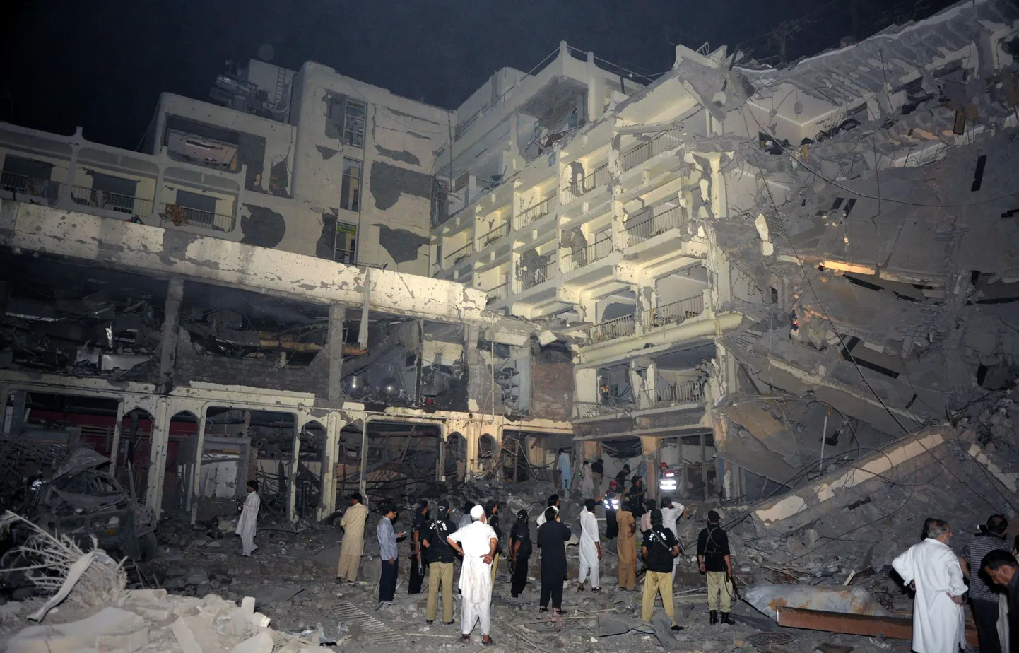 Pakistani loodeosas Peshawaris ründasid arvatavad sissid teisipäeval relvade ja veokipommiga luksushotelli Pearl Continental.