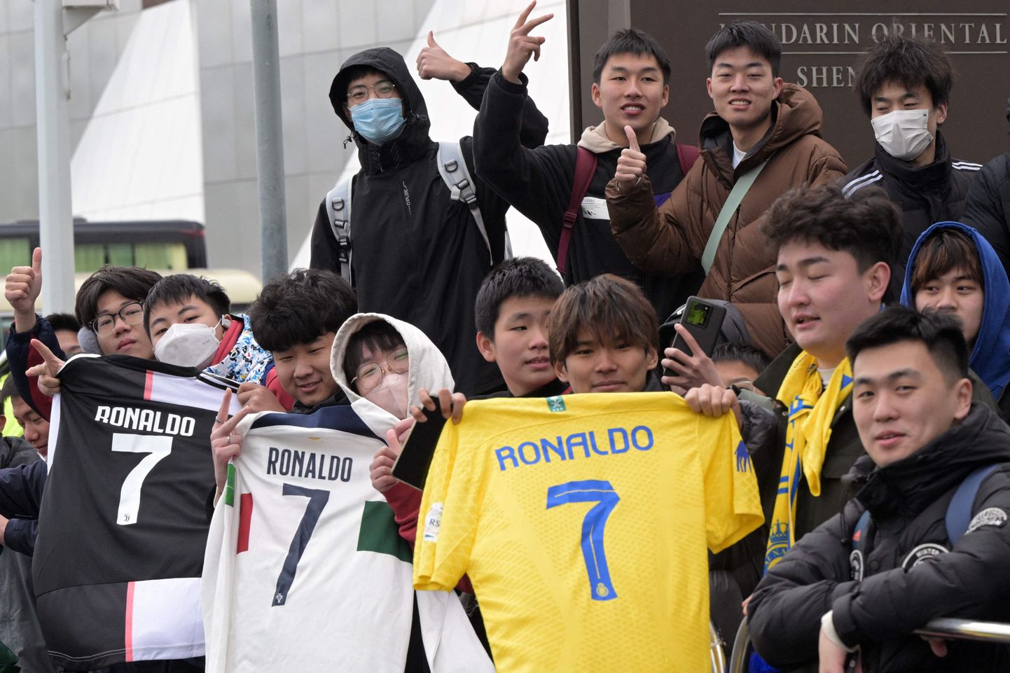 Hiina vutifännid kogunesid Cristano Ronaldot võõrustanud hotelli ette.