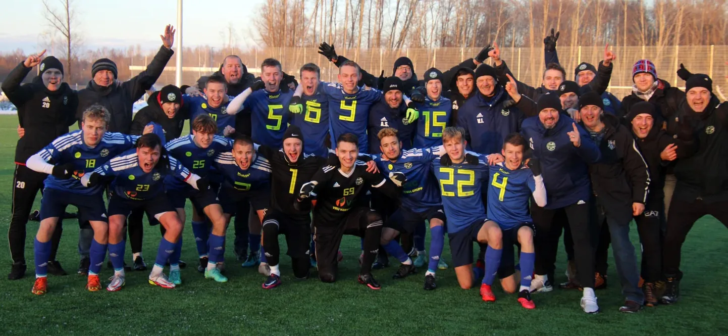 Молодые футболисты "FC Alliance", их тренеры и болельщики, приехавшие в субботу в Пярну поддержать команду в решающей встрече, не сдерживали возгласов радости, когда выяснилось, что ида-вируская команда на следующий сезон завоевала место в первой лиге.