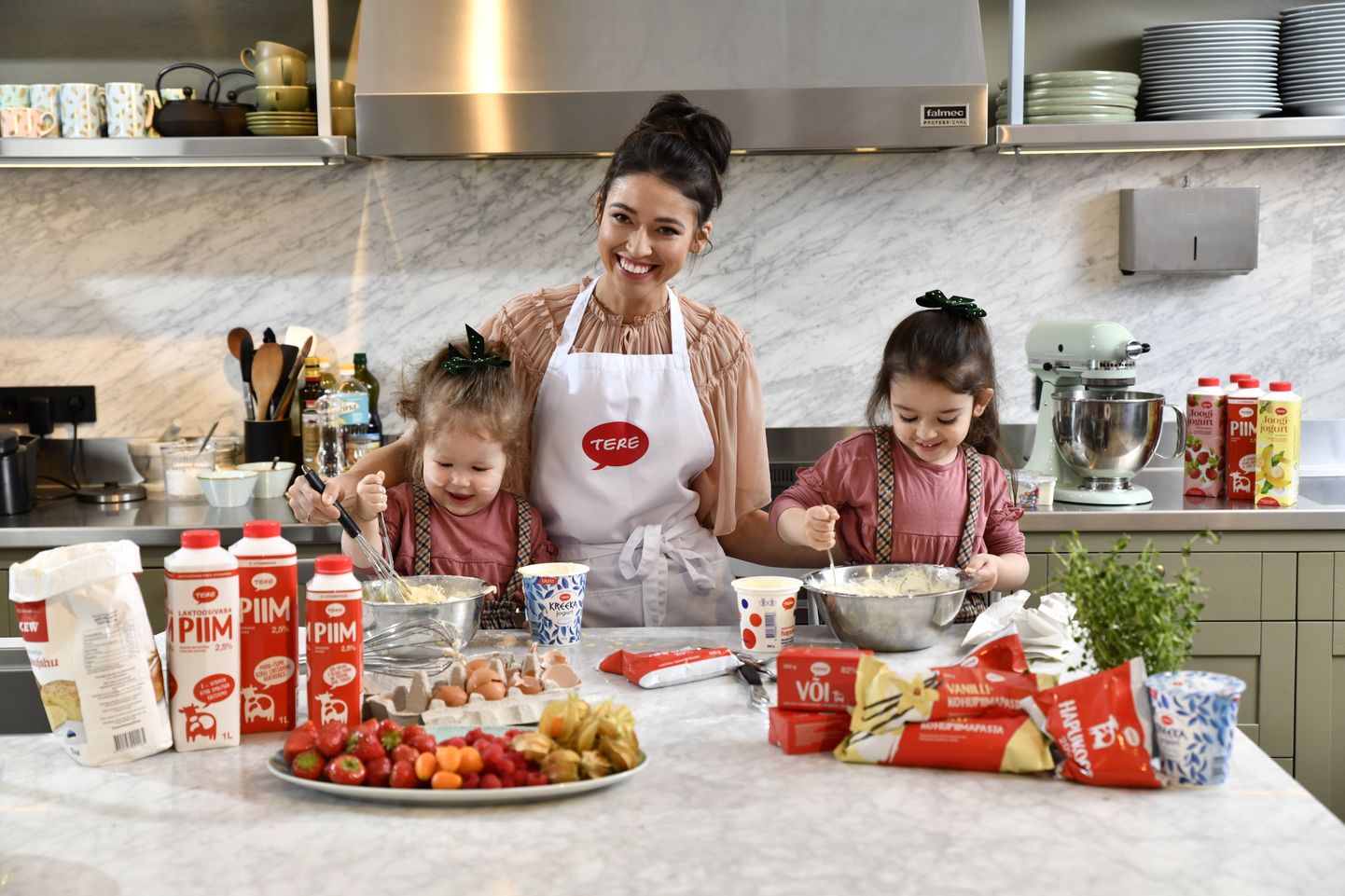 Сандра Дашкова с детьми на кухне.